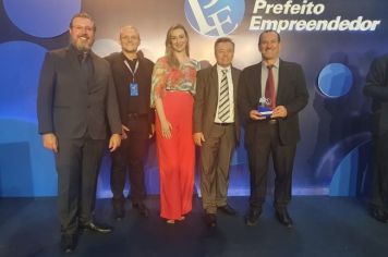 ROSEMAR SALA RECEBE O TROFÉU DE FINALISTA DO PRÊMIO PREFEITO EMPREENDEDOR