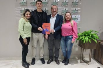 PREFEITO RECEBE ESTUDANTE PREMIADO EM CONCURSO ESTADUAL DE REDAÇÃO