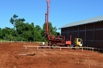 Operários trabalham nas obras da nova escola Proinfância