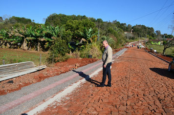 Prefeito Carboni acompanha obra de calçamento no Distrito de Daltro Filho