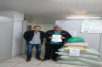 Município repassa sementes para agricultores do programa de recuperação de solo
