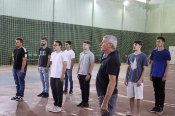 JOVENS DISPENSADOS DO SERVIÇO MILITAR PRESTAM COMPROMISSO À BANDEIRA