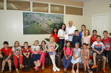 Alunos do 4º Ano da Escola Ayrton Senna Visitam o Gabinete do Prefeito