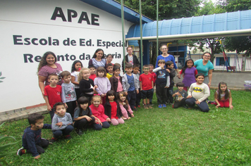 Alunos da educação infantil da Escola Ayrton Senna realizam integração com alunos da APAE