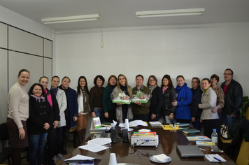 Reunião de estudos trabalha o cooperativismo nas escolas municipais