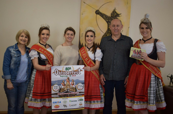 Prefeito recebe visita das soberanas da 40ª Oktoberfest de Itapiranga