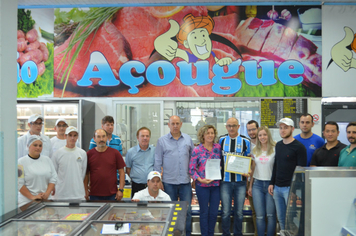 Prefeito Faz entrega de Certificado de Inspeção Sanitária Municipal a Supermercado em Tenente Portela
