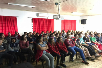 Alunos da Escola Ayrton Senna participam de  Palestra referente à Saúde mental na adolescência