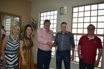 Prefeito Elido Balestrin transmite cargo para o Vice-Prefeito Nelcindo Galli