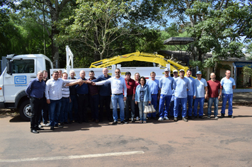 Prefeito Carboni e vice Valdir participam da entrega  de um caminhão para CORSAN de Tenente Portela