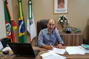 Prefeito em exercício decreta situação de emergência econômica da bacia leiteira em Tenente Portela