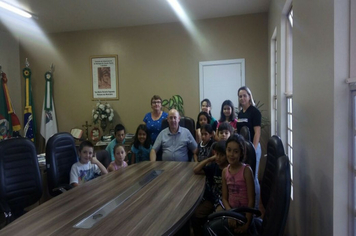 Alunos da Escola Municipal Arcelino Soares Bueno entrevistam Prefeito de Tenente Portela