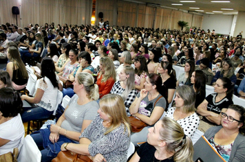 Professores da rede municipal de Tenente Portela participam de palestra com a professora doutora Jussara Hoffmann em Itapiranga/SC