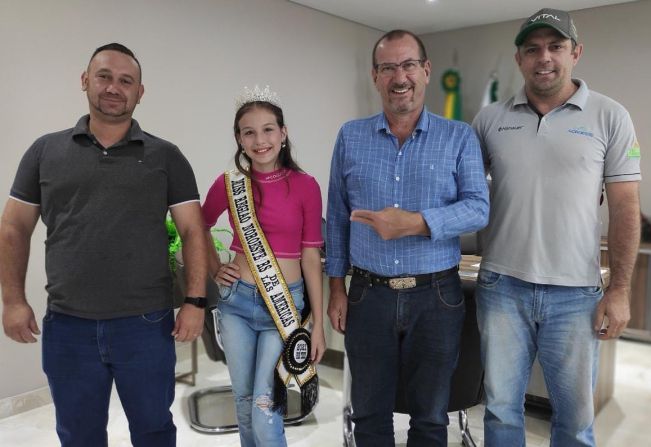 PREFEITO RECEBE A VISITA DE JOVEM MODELO PORTELENSE