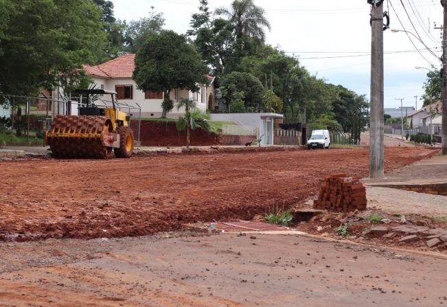 OBRAS DE PAVIMENTAÇÃO NA RUA TAPES ALCANÇAM MAIS UM TRECHO