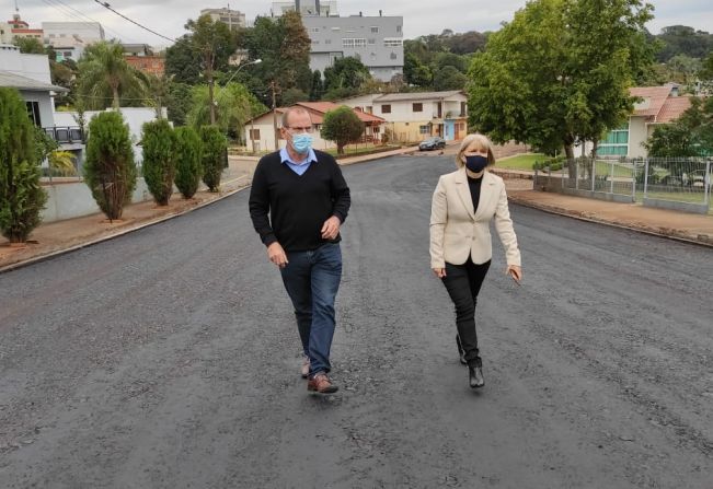 PREFEITO NA ESTRADA: ROTEIRO DE VISITAS CONTEMPLA GINÁSIO REVITALIZADO, RUA ASFALTADA E ACADEMIA RECUPERADA