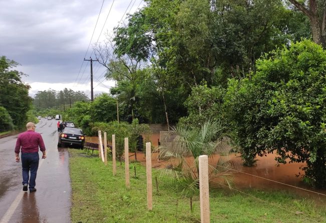 CLIMA SEVERO PROVOCA ESTRAGOS EM TENENTE PORTELA 