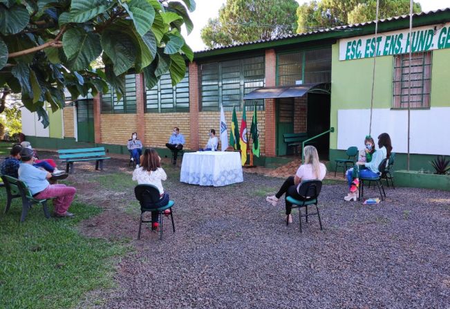 PREFEITO NA ESTRADA: EM VISITA A ESCOLA GENERAL OSÓRIO, ROSEMAR SALA OFICIALIZA MUNICIPALIZAÇÃO DO EDUCANDÁRIO