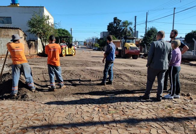 PREFEITO NA ESTRADA: MAIS TRÊS RUAS RECEBEM PAVIMENTAÇÃO ASFÁLTICA