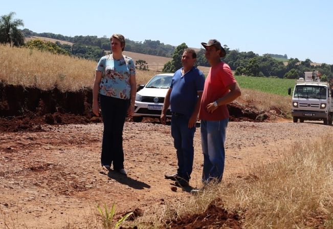 PREFEITA EM EXERCÍCIO ACOMPANHA OBRAS EM ESTRADAS DO INTERIOR