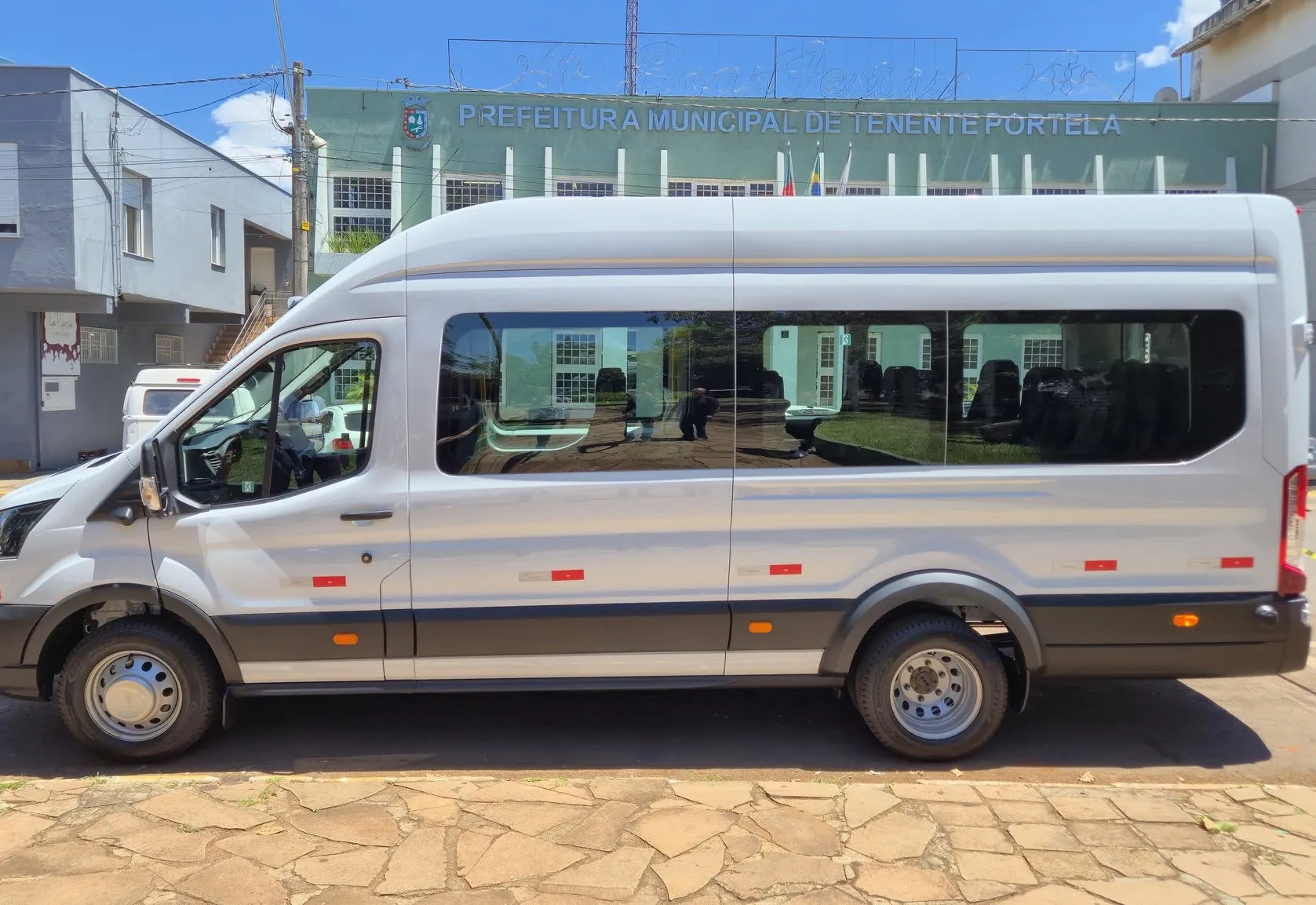 PREFEITURA DE TENENTE PORTELA ADQUIRE VAN PARA TRANSPORTE DE PACIENTES DA SAÚDE