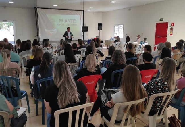 PALESTRA MOTIVACIONAL MARCA INÍCIO DO ANO LETIVO PARA SERVIDORES DA REDE MUNICIPAL DE ENSINO