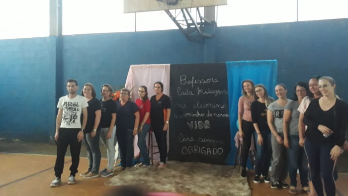 Pais e alunos da Escola Municipal Arcelino Soares Bueno realizam homenagem ao Dia do Professor