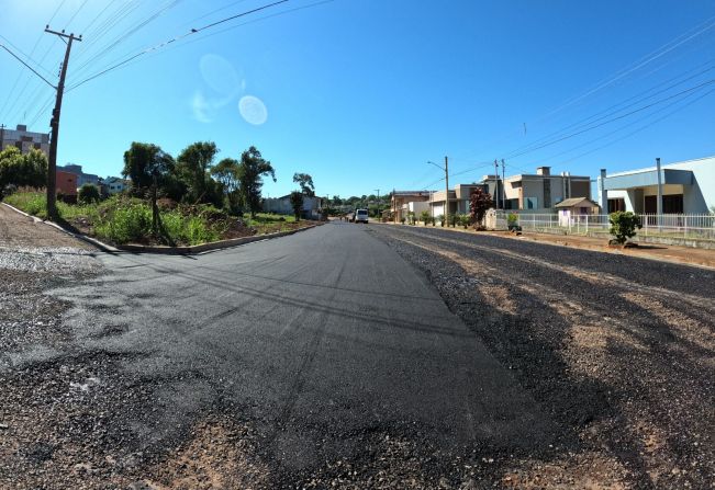 ACELERA PORTELA: RUA URUGUAI E PIRACICABA RECEBEM PRIMEIRA CAMADA DE ASFALTO