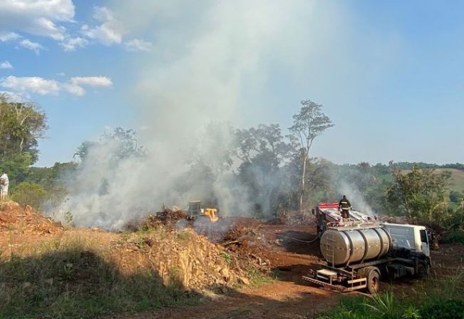 INCÊNDIO, POSSIVELMENTE CRIMINOSO, FOI REGISTRADO NA ÁREA DE RESÍDUOS DE PODAS