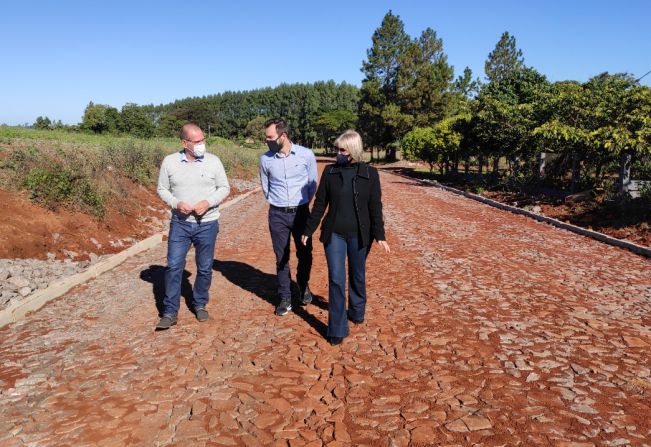 PREFEITO NA ESTRADA: SALA VISTORIOU OBRAS DE CALÇAMENTO EM DALTRO FILHO E SÃO PEDRO.