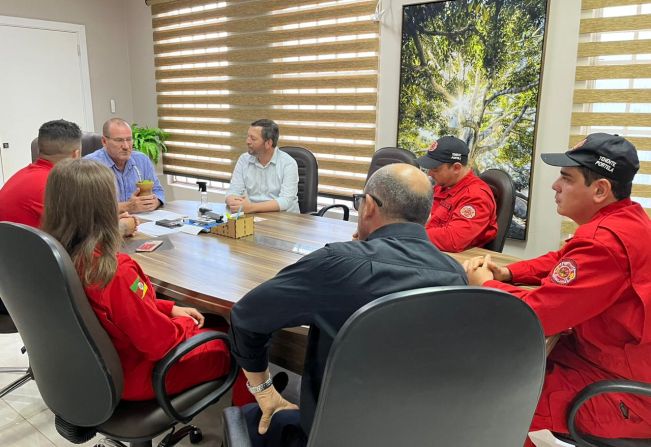 PREFEITO RECEBE REPRESENTANTES DOS BOMBEIROS VOLUNTÁRIOS