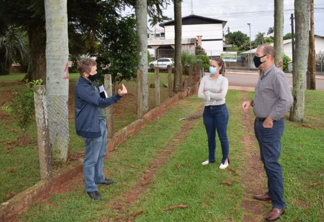 PREFEITO NA ESTRADA: ROSEMAR SALA VISITA LOCAL QUE RECEBERÁ NOVA EMPRESA EM TENENTE PORTELA