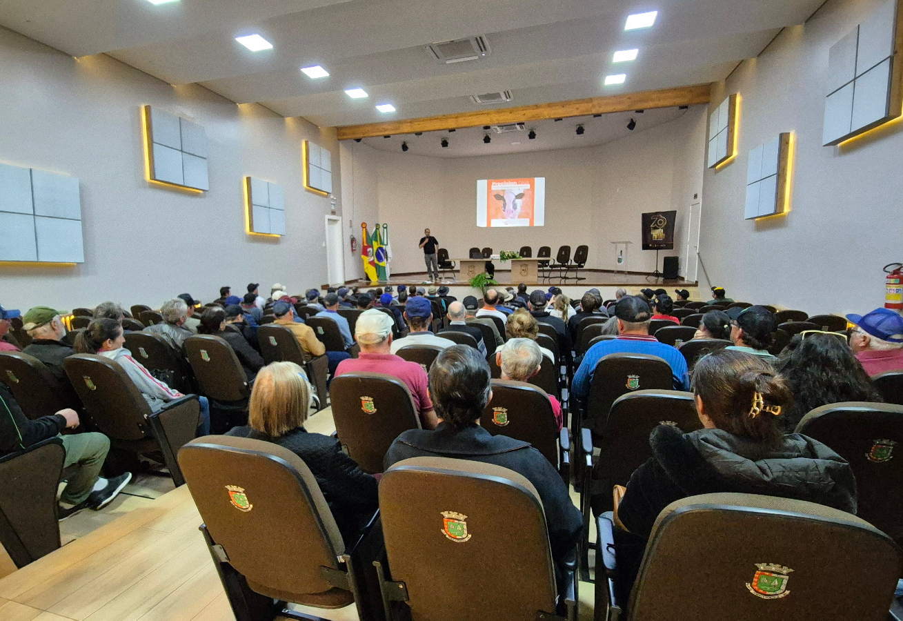 PREFEITURA ENTREGA INSUMOS E ORIENTAÇÕES TÉCNICAS A 89 PRODUTORES DE LEITE