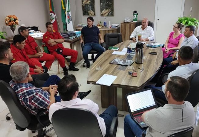 PREFEITOS FIRMAM ACORDO PARA CONVENIAR COM O SERVIÇO DE BOMBEIROS VOLUNTÁRIOS