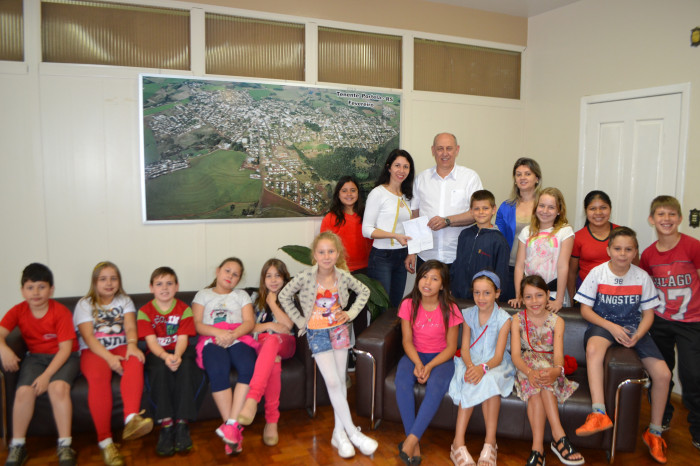 Alunos do 4º Ano da Escola Ayrton Senna Visitam o Gabinete do Prefeito