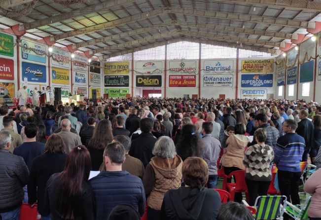 MISSA EM HOMENAGEM À NOSSA SENHORA APARECIDA REUNIU UM GRANDE PÚBLICO