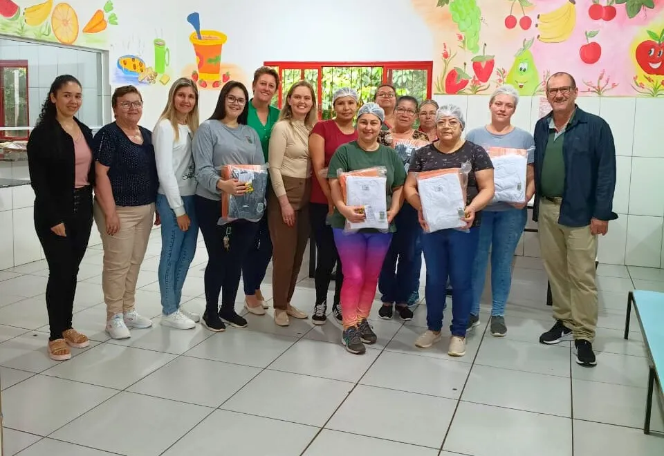 ADMINISTRAÇÃO MUNICIPAL INICIA ENTREGA DE EPIS A PROFISSIONAIS DA EDUCAÇÃO