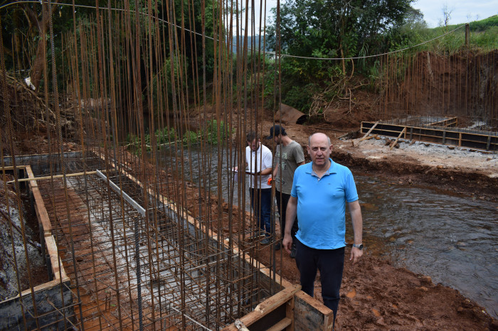 Prefeito vistoria obras  da ponte  e Ginásio na localidade do Lajeado Leão e serviços avançam