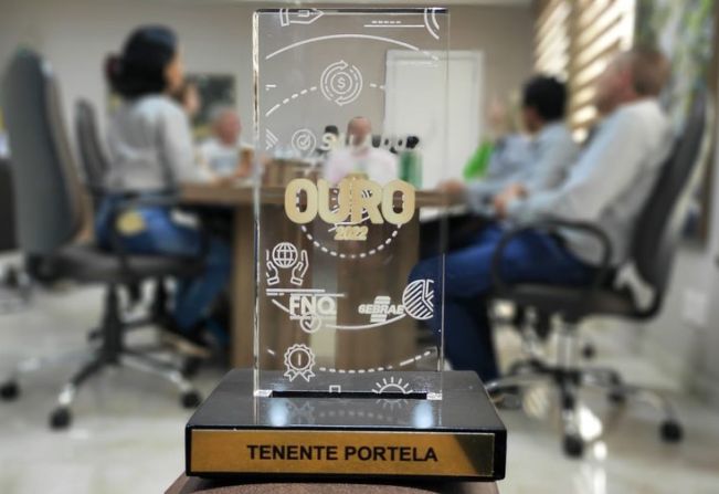 TROFÉU OURO CONQUISTADO PELA SALA DO EMPREENDEDOR É APRESENTADO NO GABINETE DO PREFEITO