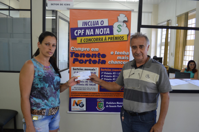 Dois contemplados retiram prêmios do Sorteio Municipal da NFG