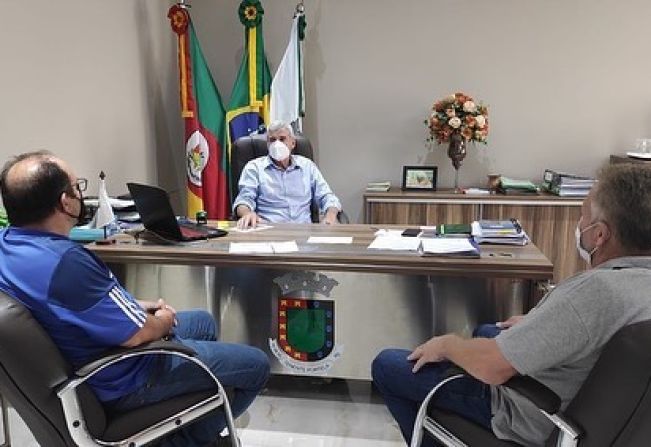 AUDIÊNCIAS NO GABINETE: PREFEITO EM EXERCÍCIO MANTÉM ENCONTRO COM REPRESENTANTE DA EMATER E COM EX-VICE-PREFEITO