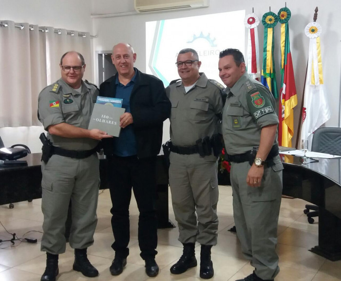 Prefeitos recebem álbum dos 180 da Brigada Militar