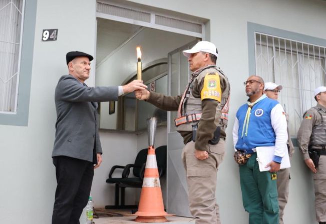 TENENTE PORTELA RECEBE O FOGO DA PÁTRIA