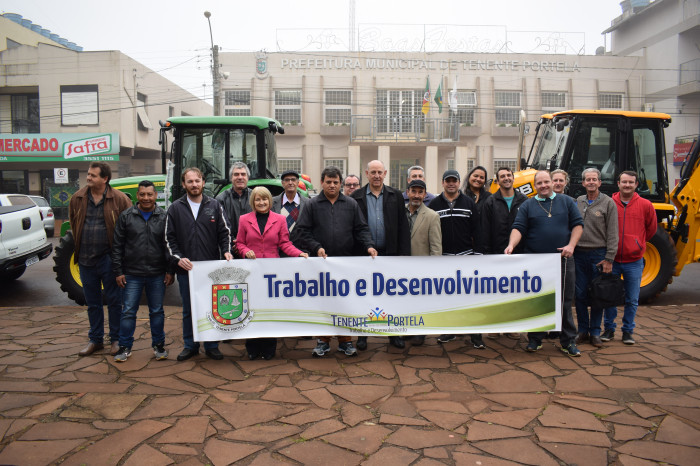 Administração de Tenente Portela entrega quatro novas máquinas e veículos