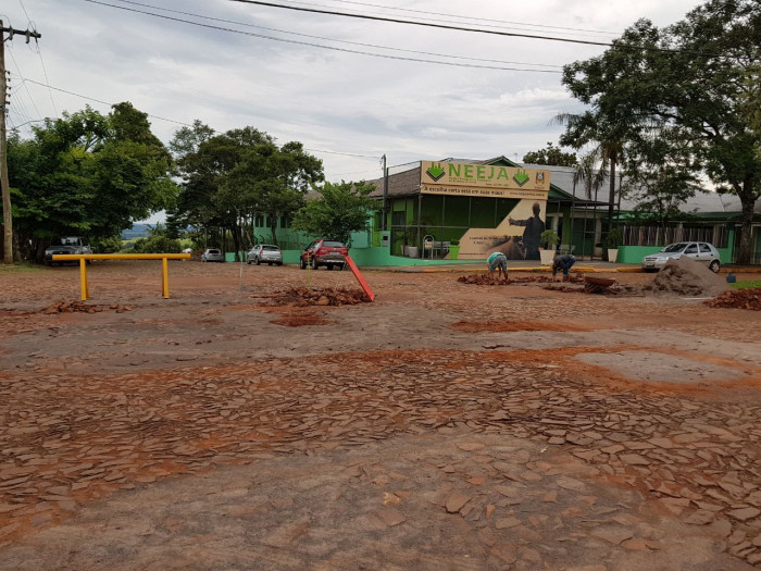 Secretaria de Serviços Urbanos realiza a recuperação de calçamento em ruas da cidade