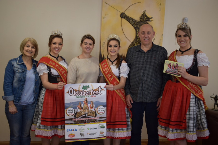 Prefeito recebe visita das soberanas da 40ª Oktoberfest de Itapiranga