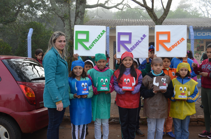 Caminhada pelas ruas do centro marca abertura da Semana do Meio Ambiente