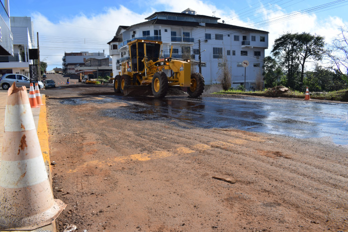 Prefeitura realiza o recapeamento asfáltico da rua Tupis