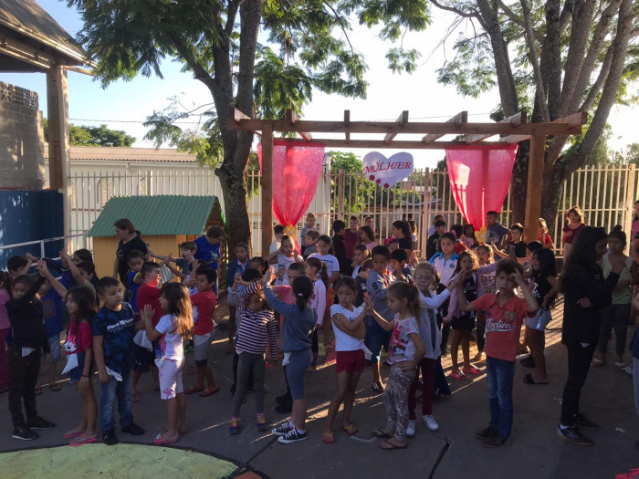 Alunos da Escola Arcelino Homenageiam as mulheres