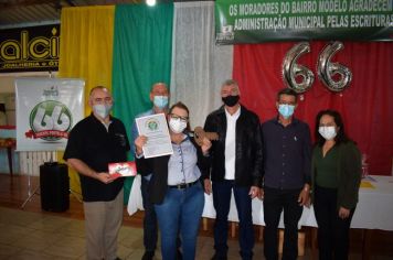 Foto - ENTREGA  DAS ESCRITURAS DOS IMÓVEIS PARA OS MORADORES DO BAIRRO MODELO